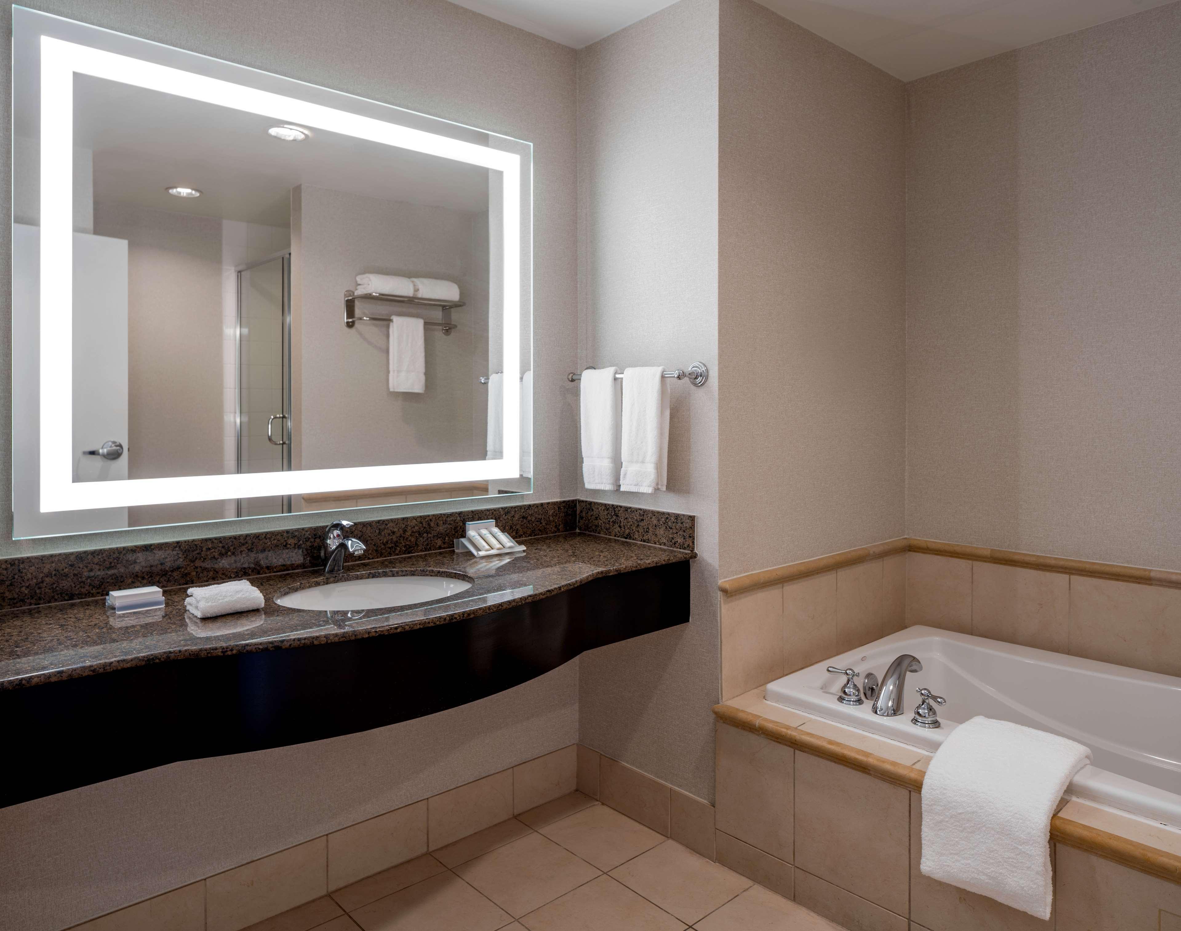 Hilton Garden Inn Jackson Downtown Bagian luar foto
